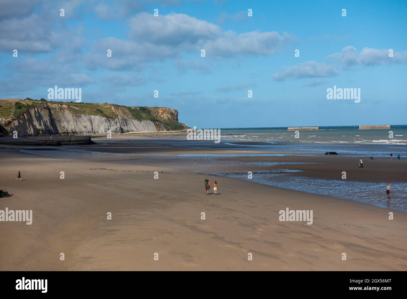 Omaha Beach in der Normandie, Frankreich, zollt der D-Day-Invasion mit Gedenkstätten und Kunst Tribut Stockfoto