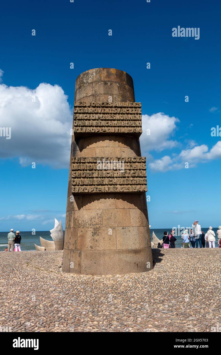 Omaha Beach in der Normandie, Frankreich, zollt der D-Day-Invasion mit Gedenkstätten und Kunst Tribut Stockfoto