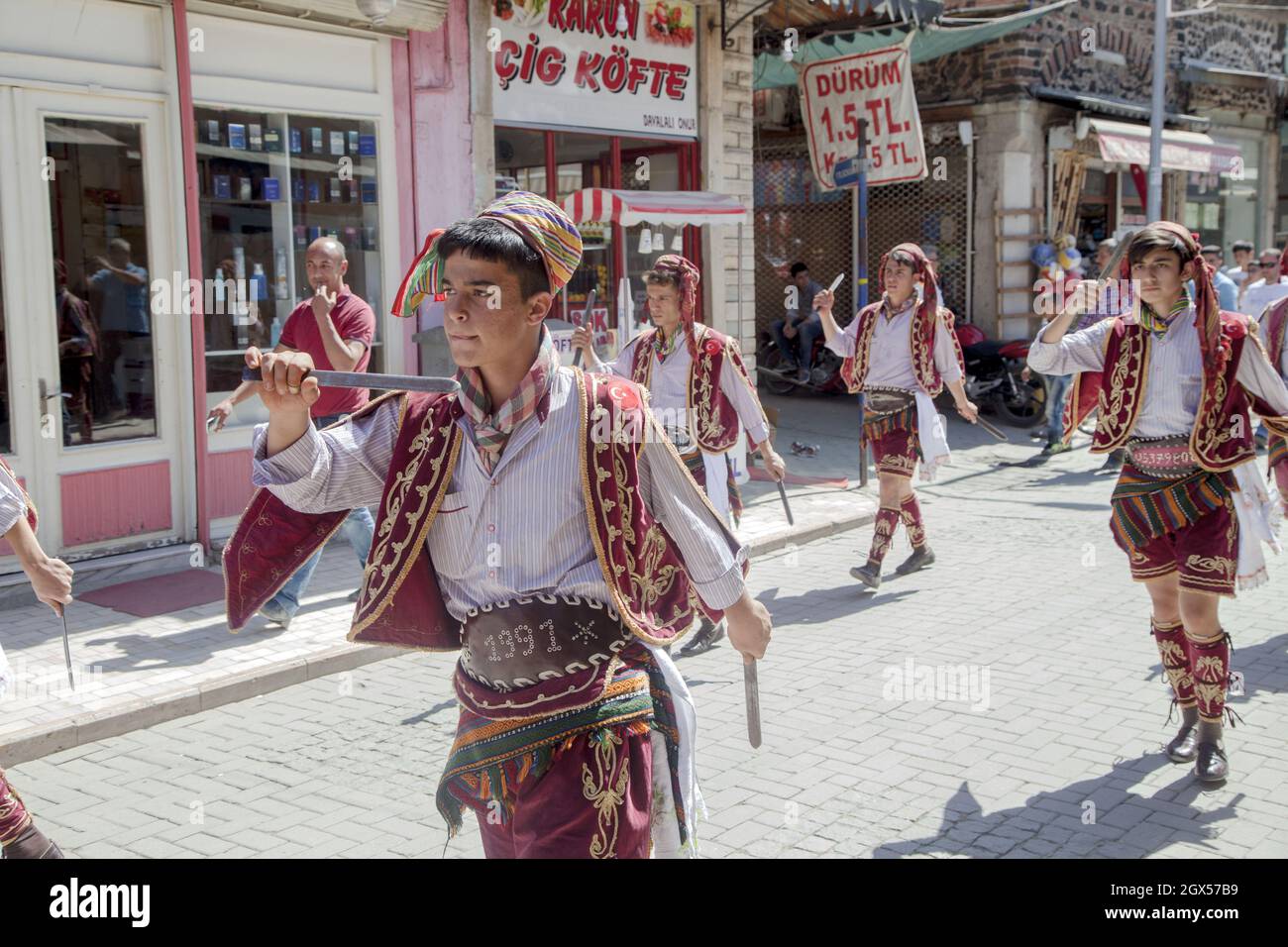 Manisa, Türkei - Manisa, Türkei - 04-24-2016:Tanzgruppe (efe) zeigt auf der Straße im Stadtteil Manisa Kula Stockfoto