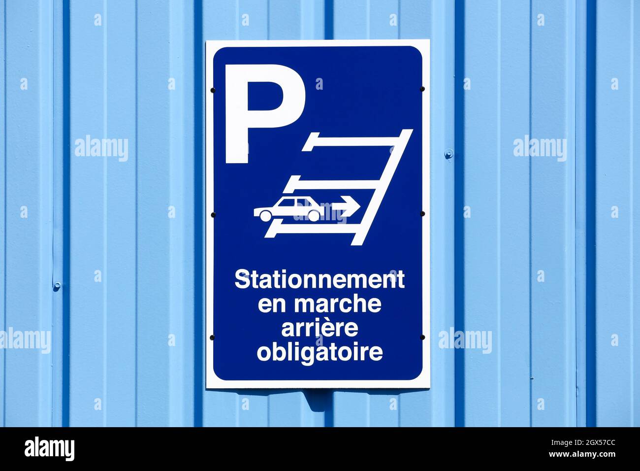Reverse Parkplatz nur Schild an einer Wand namens Stationnement en marche arriere obligatoire in französischer Sprache Stockfoto