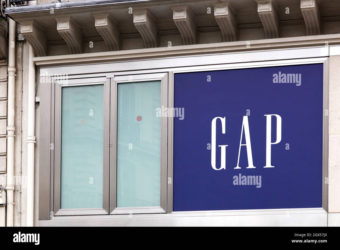 Paris, Frankreich - 28. Juni 2016: GAP-Logo an einer Wand. GAP ist ein US-amerikanischer weltweiter Einzelhändler für Bekleidung und Accessoires Stockfoto