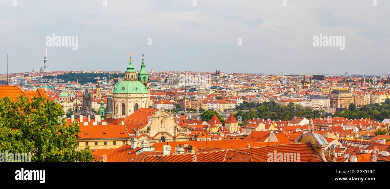 Prager Stadtbild-Panorama - Stadtlandschaft mit Türmen der Nikolaikirche, Tschechien Stockfoto