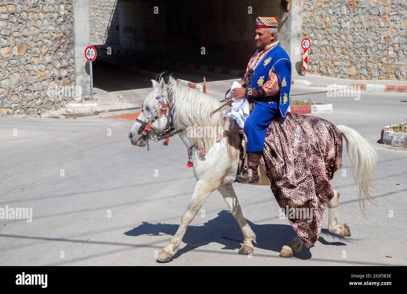 Manisa, Türkei - 04-24-2016:Eine zeybek (efe) Tänzerin auf einem Pferd Stockfoto