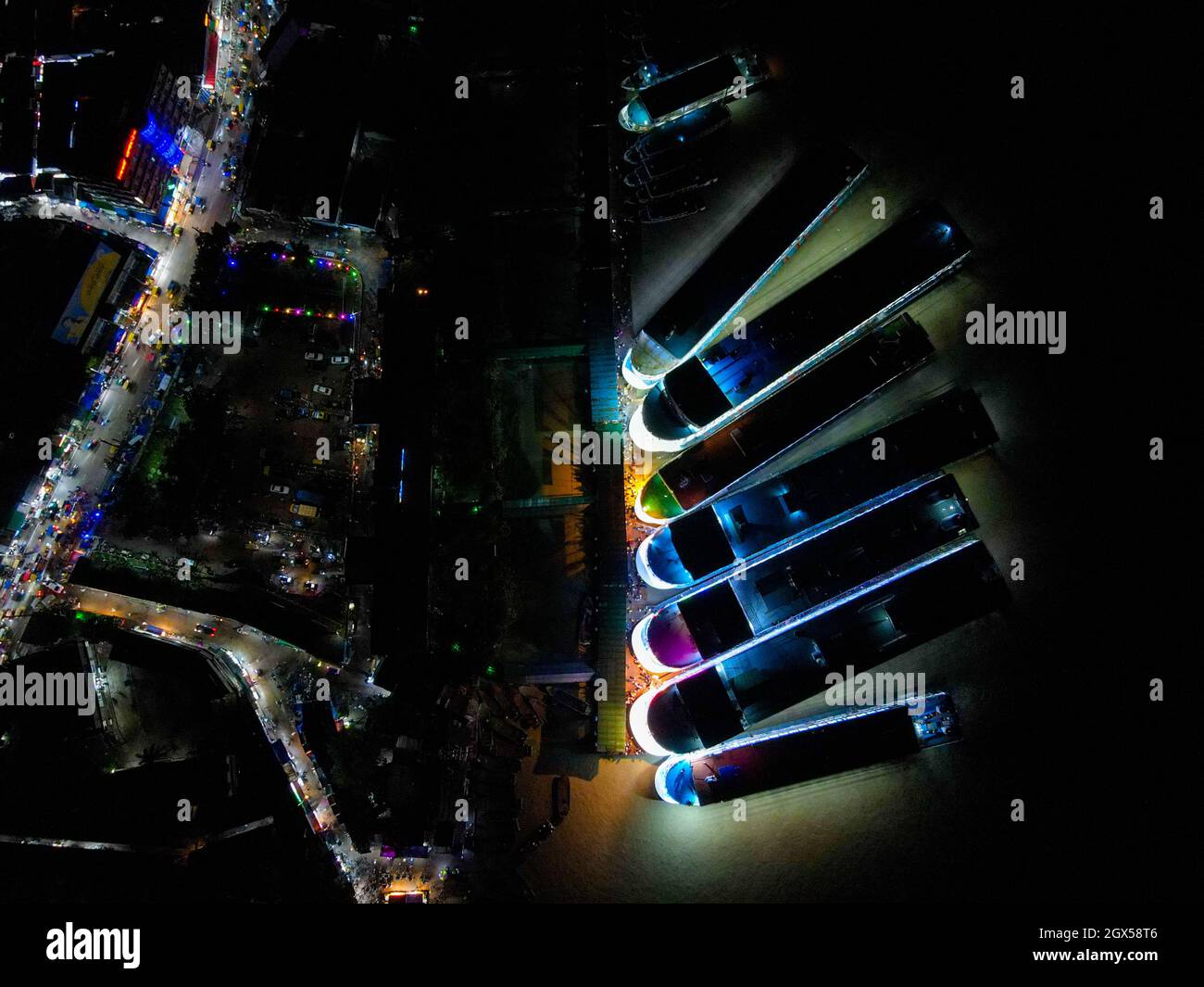 Barishal, Barishal, Bangladesch. Oktober 2021. Luftaufnahme zeigt eine Nachtansicht des Barishal Ship Terminal, wo Hunderte von Booten, Schiffen und Fähren von Barishal nach Dhaka sowie in den südlichen Teil von Bangladesch fahren. (Bild: © Mustasinur Rahman Alvi/ZUMA Press Wire) Stockfoto