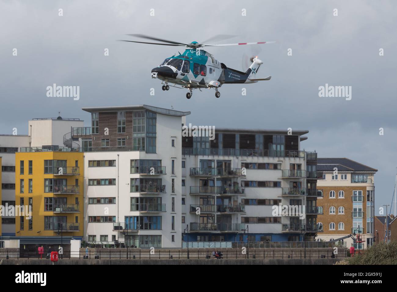 Air Ambulance G-KSST landet im Eastbourne Sovereign Harbour, um einen Patienten abzuholen Stockfoto