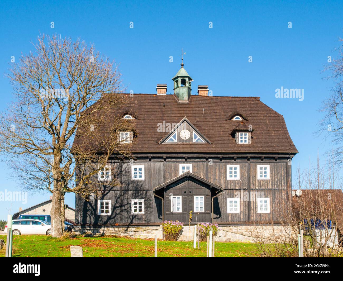 JIZERKA, TSCHECHISCHE REPUBLIK - 19. OKTOBER 2014: Pansky dum Hotel und Restaurant im Dorf Jizerka, Tschechische Republik. Stockfoto