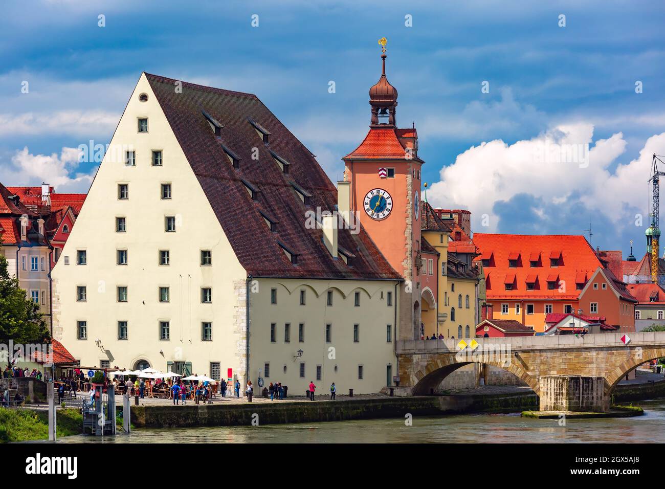 Regensburger Brückenturm und alte urbane Salzstadel Salzstadel, Blick aus dem Osten, Ostbayern, Regensburg, Deutschland Stockfoto