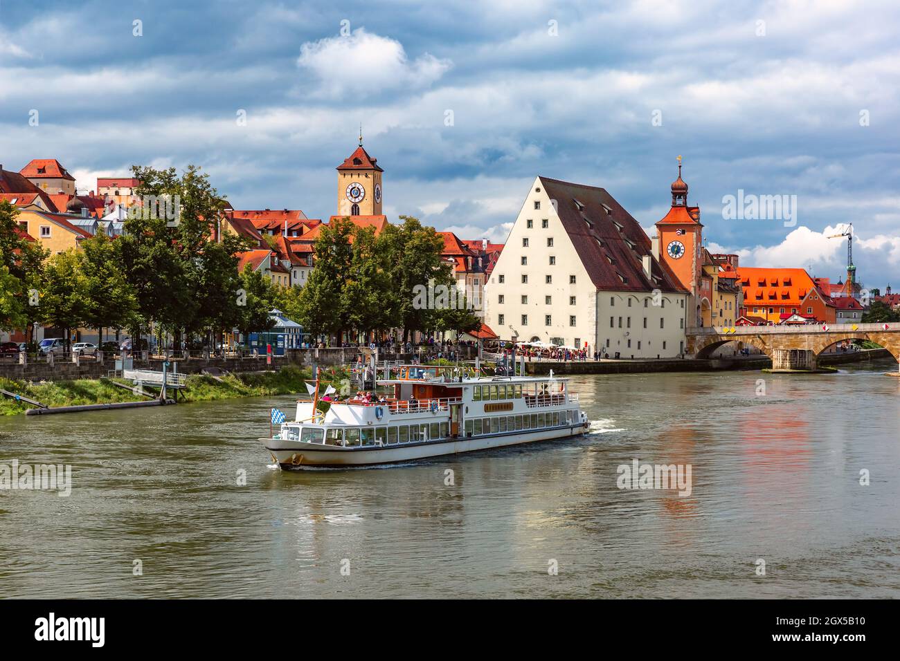 Regensburger Brückenturm, Steinbrücke und alte urbane Salzstadel Salzstadel, Blick aus dem Osten, Ostbayern, Regensburg, Deutschland Stockfoto