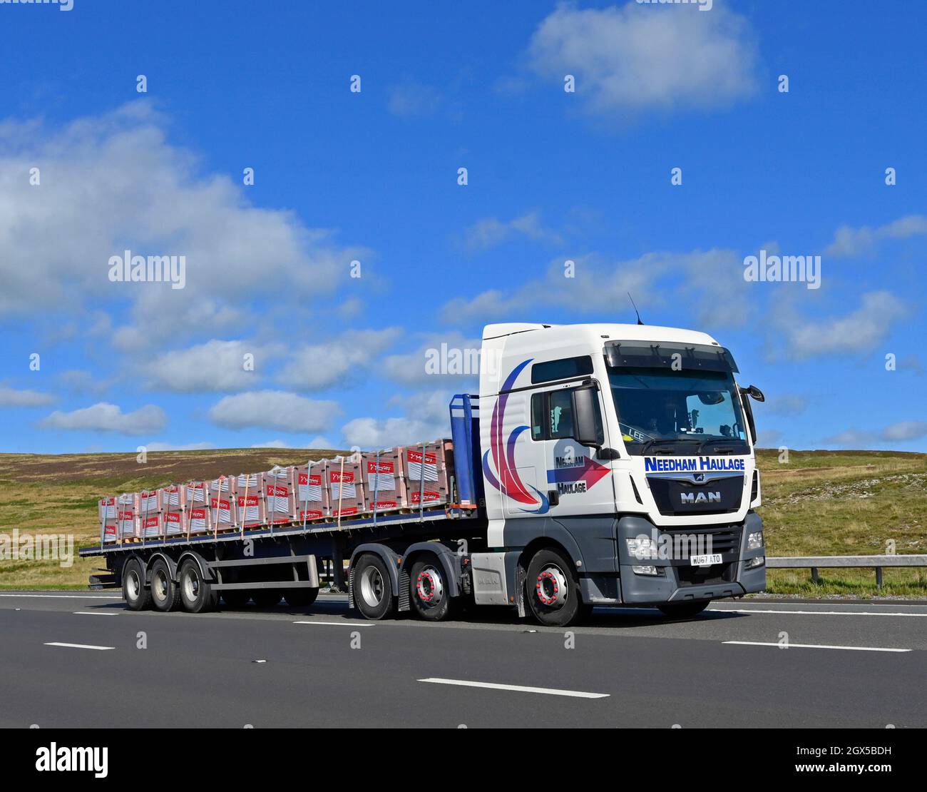 LKW. Spedition Aus Needham. Autobahn M6, Richtung Süden. Shap, Cumbria, England, Vereinigtes Königreich, Europa. Stockfoto
