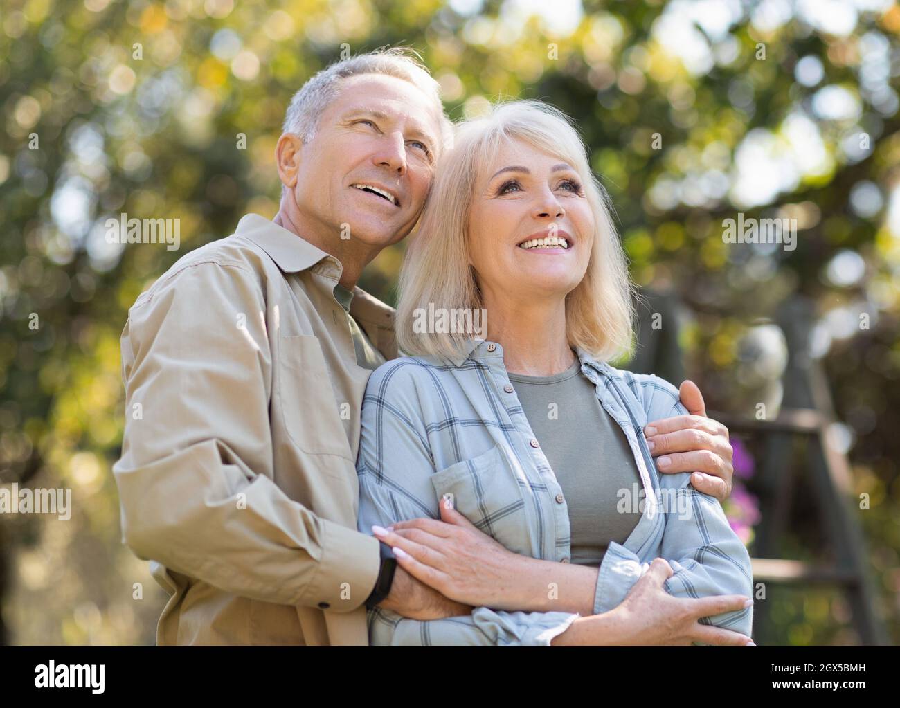Liebende ältere Paar genießen warme Tage und friedliche Natur, Ehepartner genießen Zeit zusammen im Freien Stockfoto