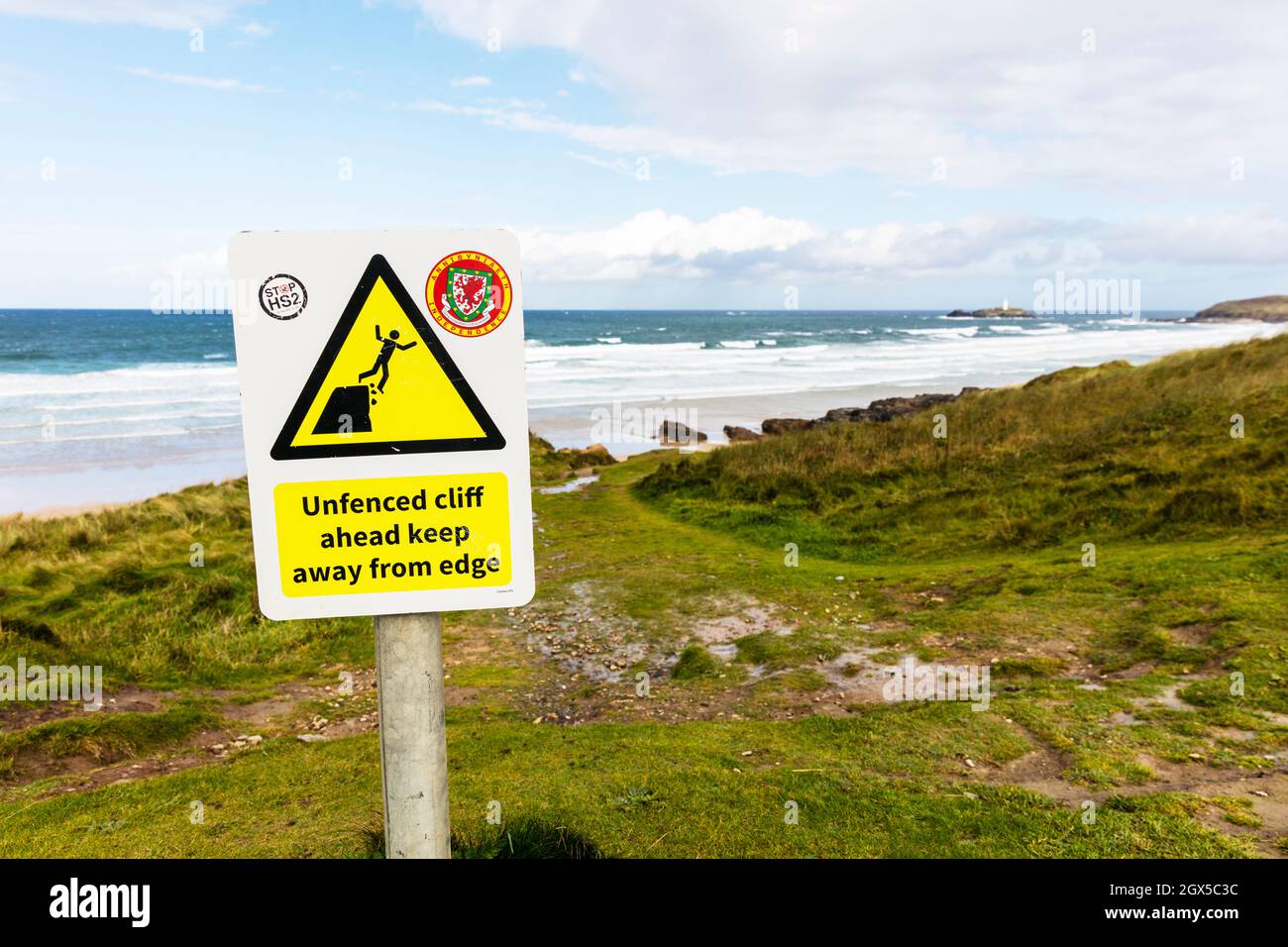 Gwihian, Hayle, Cornwall, Großbritannien, England, Gefahr, nicht eingezäunte Klippe vor dem Rand fernhalten Schild, Schild, Schilder, nicht eingezäunte Klippe, von Kante fernhalten, Stockfoto