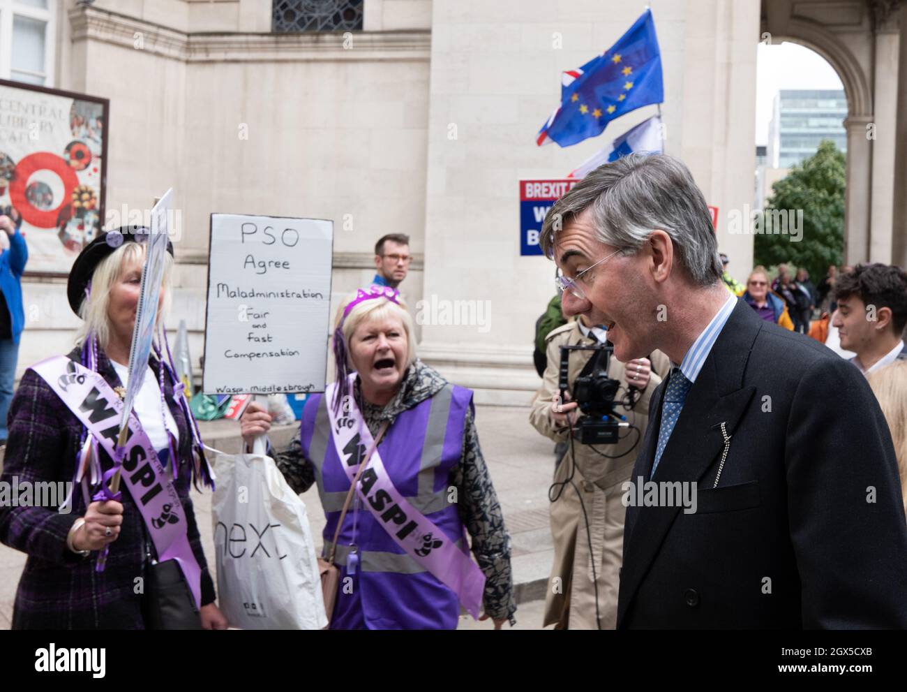 Manchester, Großbritannien. Oktober 2021. Jacob Rees-Mogg verfährt aus dem Midland Hotel falsch und wird von regierungsfeindlichen Demonstranten konfrontiert, wo er ausgehändigt wird und eine Kopie des neuen Staatsmannes annimmt. Manchester St Peters, Manchester, Großbritannien. Kredit: Gary Roberts/Alamy Live Nachrichten Stockfoto