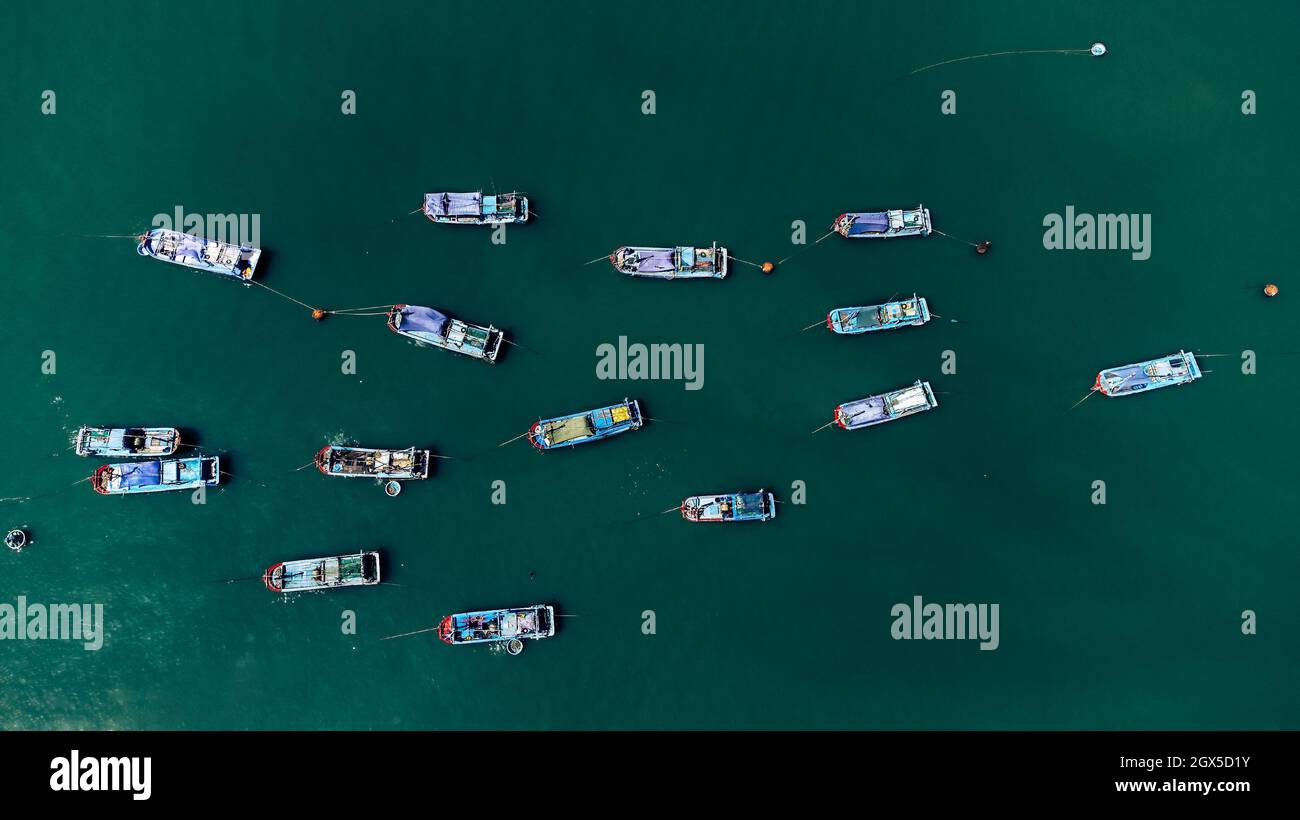 Gruppe von Fischerbooten im Meer. Breites Foto, Luftaufnahme. Stockfoto