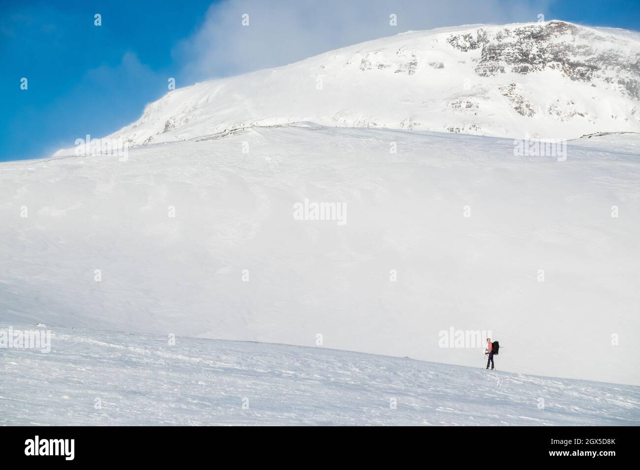 Backcountry-Skifahrer in den schneebedeckten Bergen Norwegens Stockfoto
