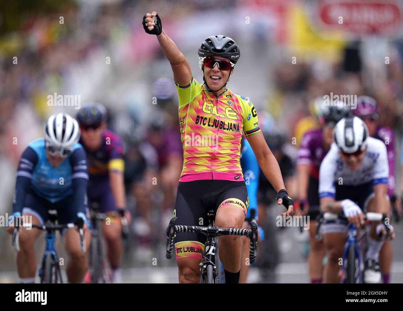 Marta Bastianelli vom Team Cipollini feiert den Gewinn der ersten Etappe der AJ Bell Women's Tour von Bicester nach Banbury. Bilddatum: Montag, 4. Oktober 2021. Stockfoto