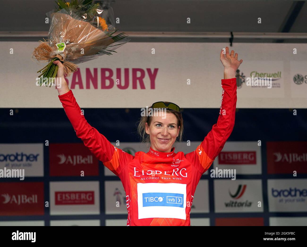 Nina Kessler vom Team TIBCO - Silicon Valley Bank feiert den Gewinn des Eisberg Sprints Trikots nach der ersten Etappe der AJ Bell Women's Tour von Bicester nach Banbury. Bilddatum: Montag, 4. Oktober 2021. Stockfoto