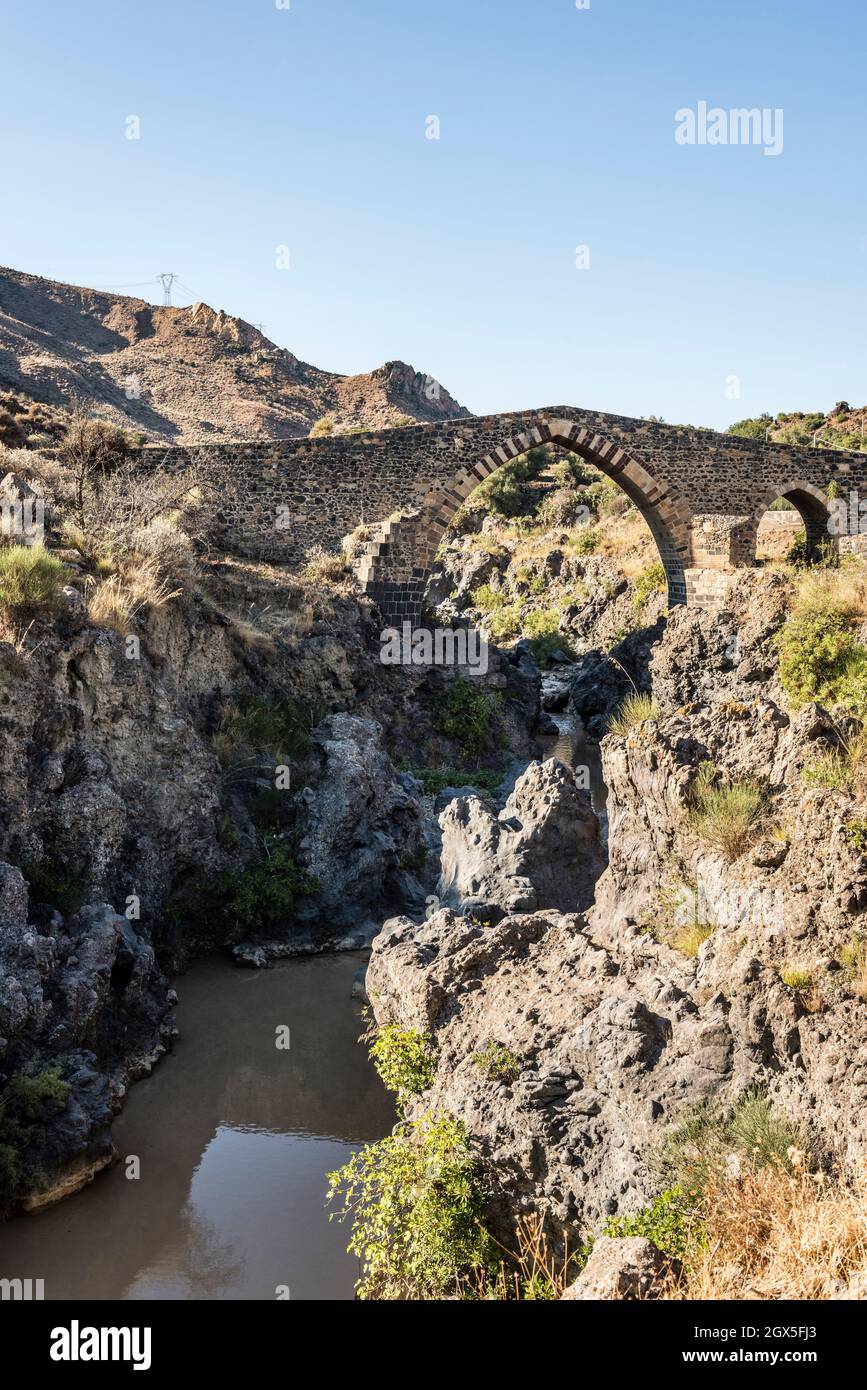 Die Ponte dei Saraceni (Brücke der Sarazenen) über den Fluss Simeto, in der Nähe von Adrano, Sizilien. Es stammt aus dem 11. Jahrhundert und wurde mehrmals umgebaut Stockfoto