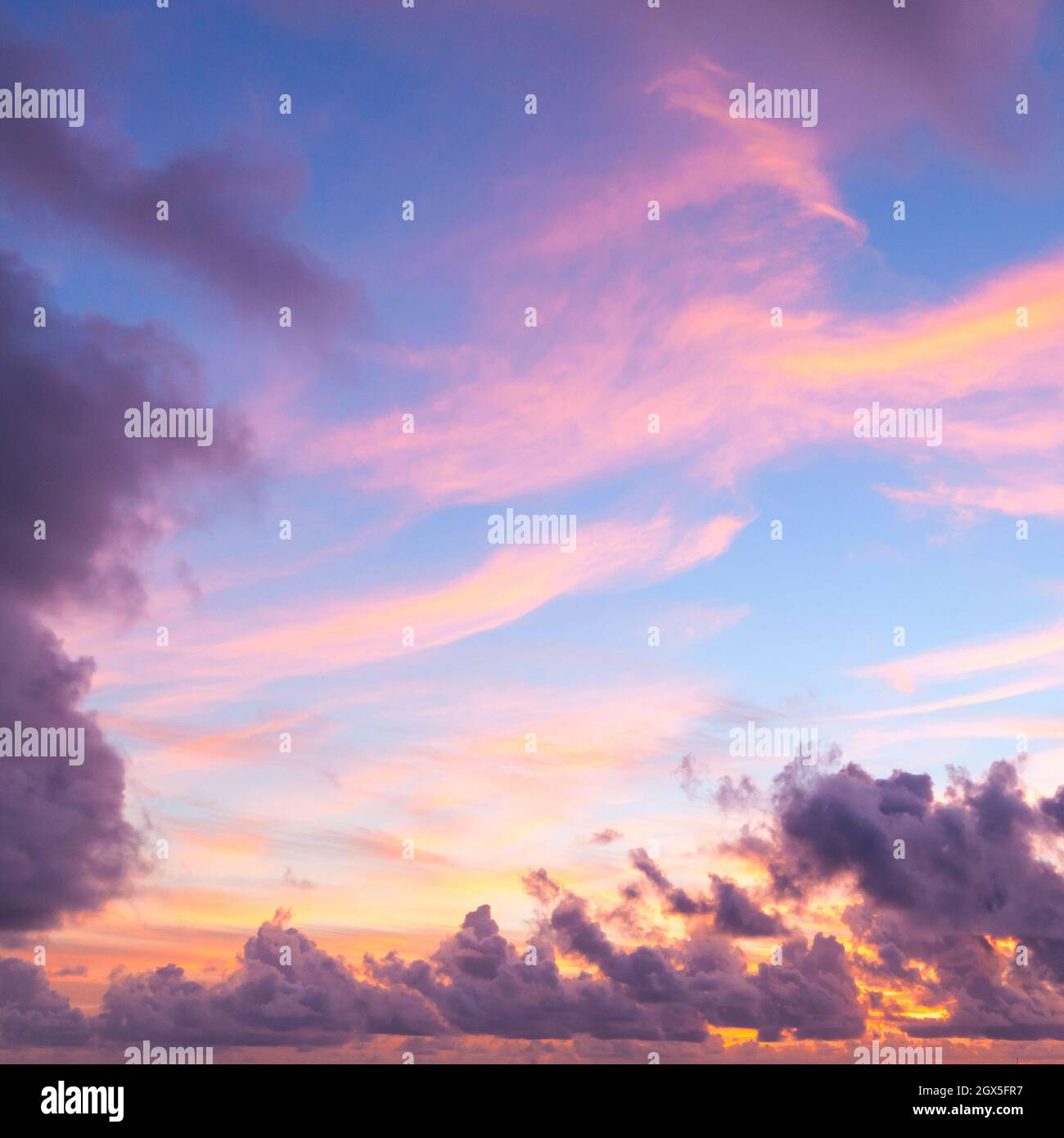 Bunte Wolken an einem Sommermorgen, quadratisches Hintergrundfoto mit hellem tropischen Himmel Stockfoto
