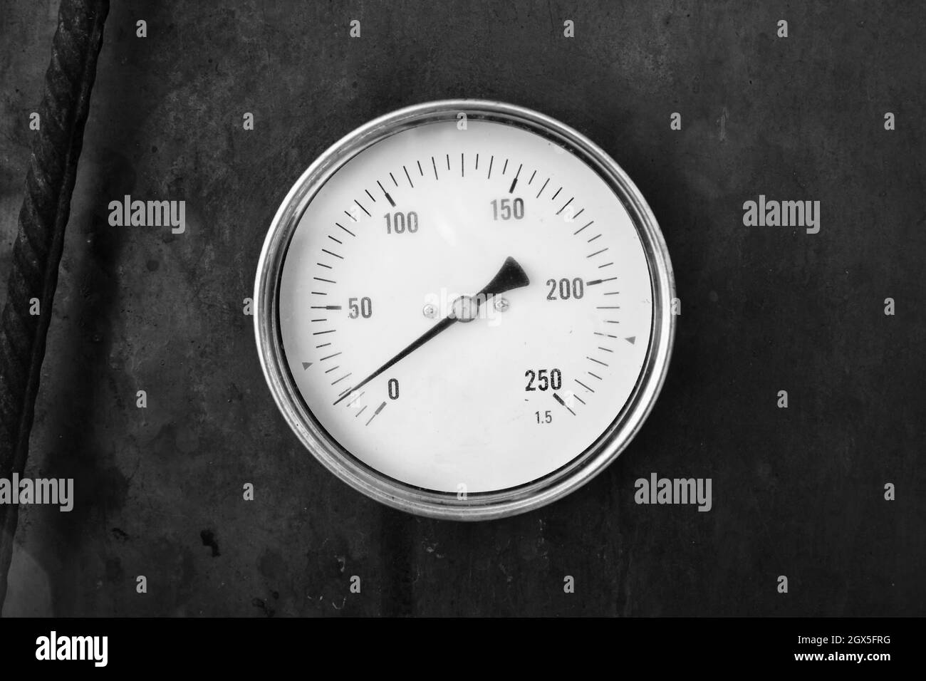Axialthermometer in rostigen Stahlofen montiert, Nahaufnahme Vintage stilisierte Schwarz-Weiß-Foto Stockfoto