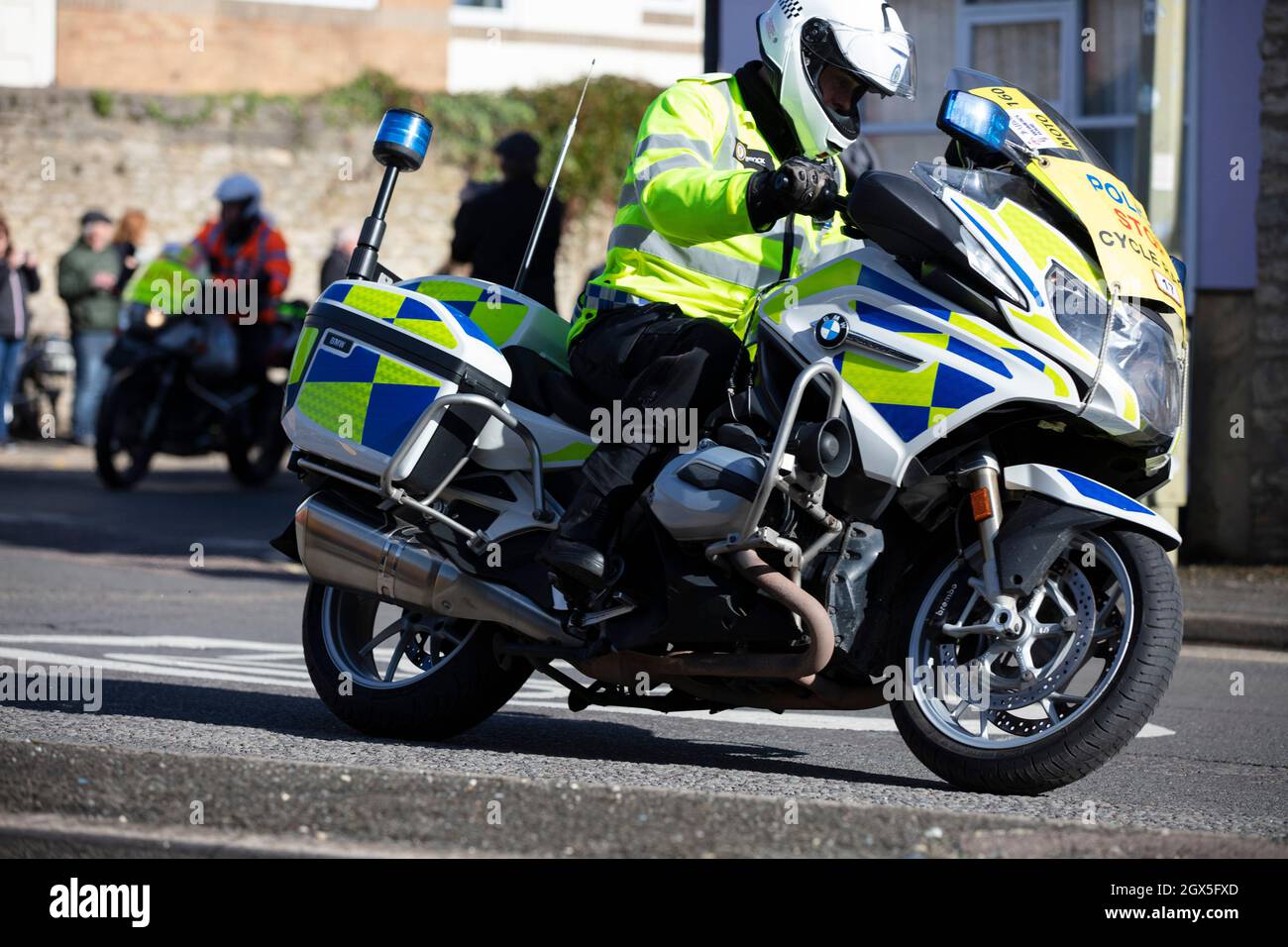 Bicester, Großbritannien - 2021. Oktober: Polizei-Motorradfahrer räumt während einer Veranstaltung den Verkehr frei Stockfoto