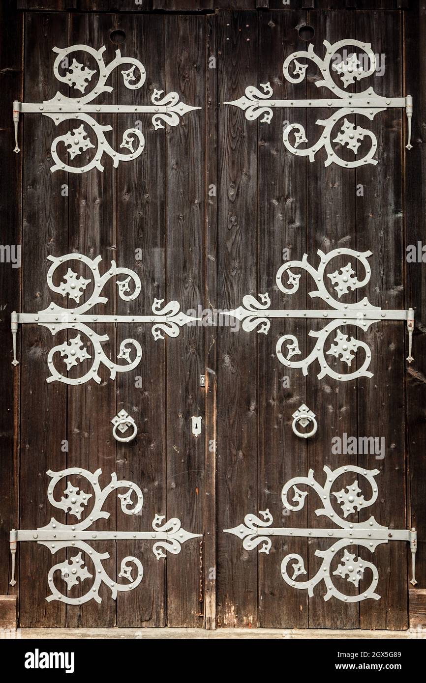 Alte traditionelle Holztüren in einem bayrischen Dorf Stockfoto
