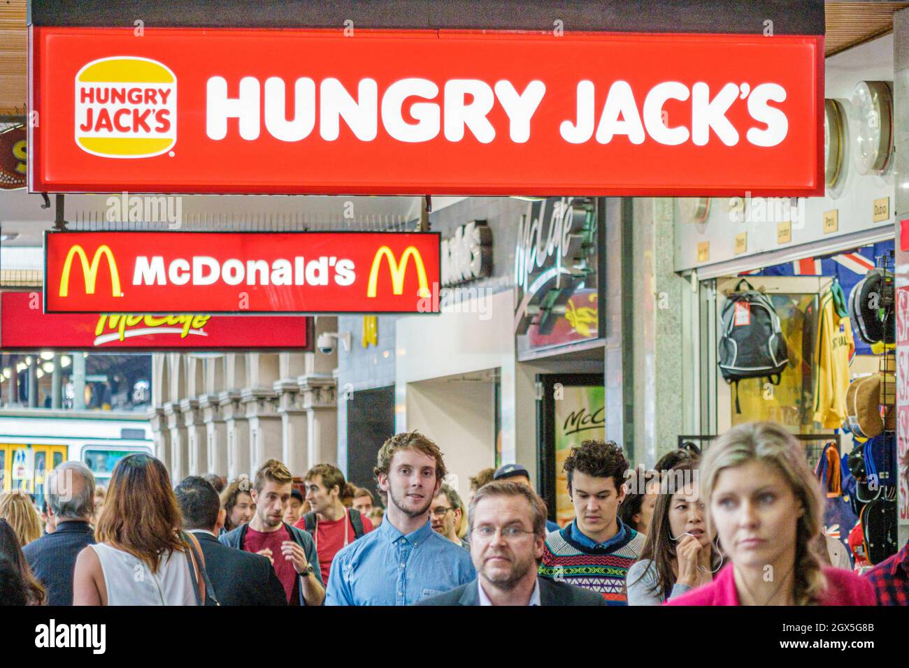 Melbourne Australia, Swanston Street Hungry Jack's, Burger King McDonald's Fast-Food-Restaurants im Wettbewerb mit Männern und Frauen Stockfoto