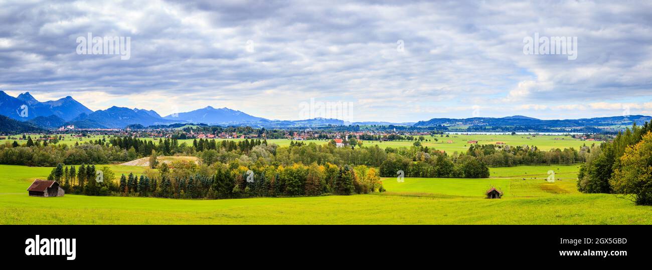 Panoramablick auf die Landschaft bei Schwangau in Bayern, Deutschland Stockfoto