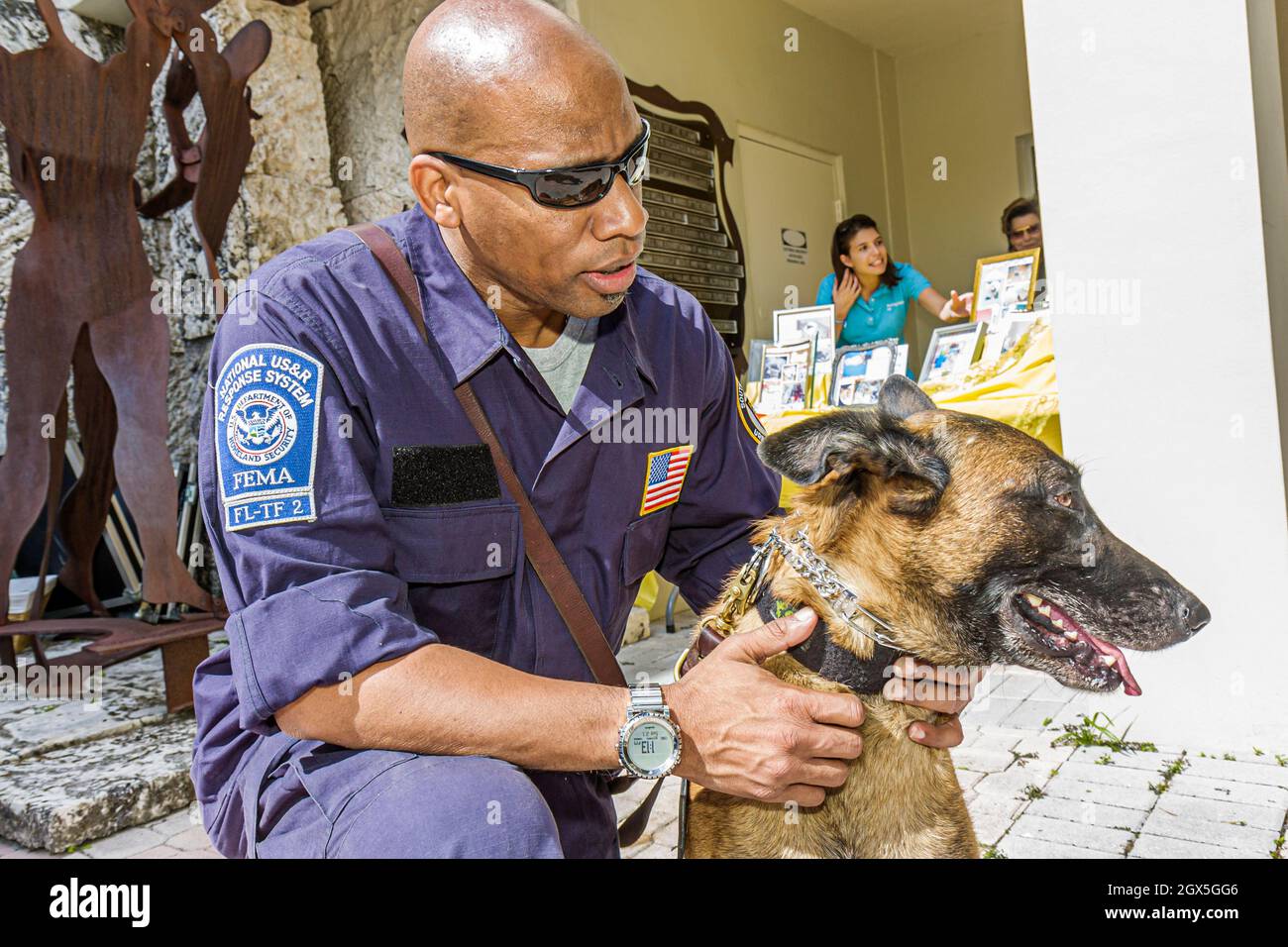 Miami Florida, Temple Israel, Bow Wow Palooza Interfaith Segnung der Tiere, FEMA Urban Search & Rescue, Black man männlichen Handler Service Hund halten Stockfoto