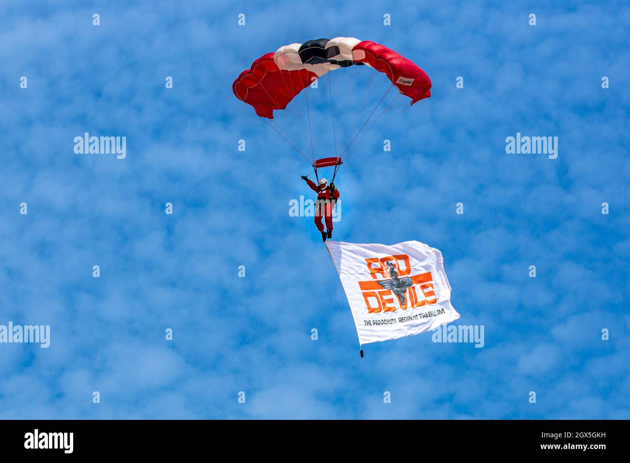 Ein Fallschirmspringen der Roten Teufel in Dorset Stockfoto
