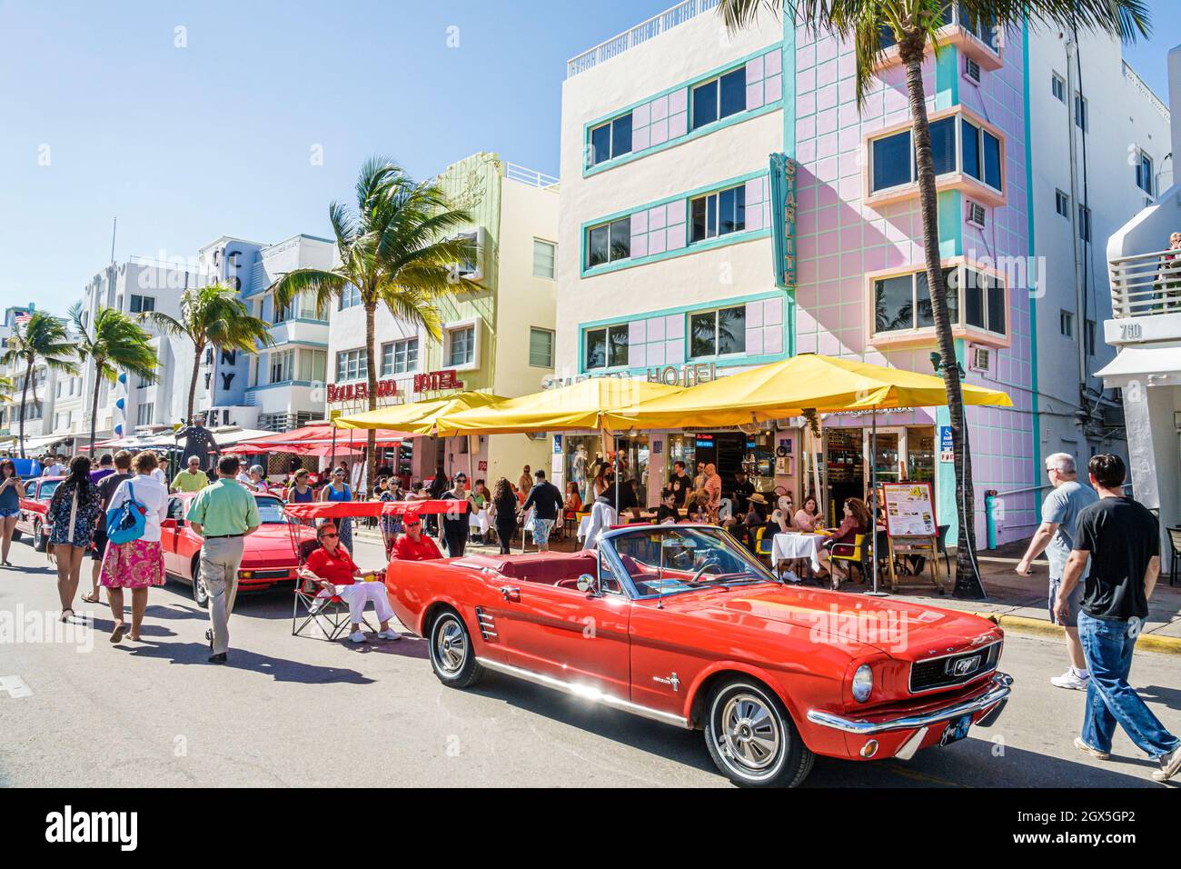 Miami Beach, Florida, Ocean Drive, Art déco-Wochenende, Festival-Oldtimer-Show, 1966 Ford Mustang, rotes Starlite-Hotel mit Cabriolet Stockfoto