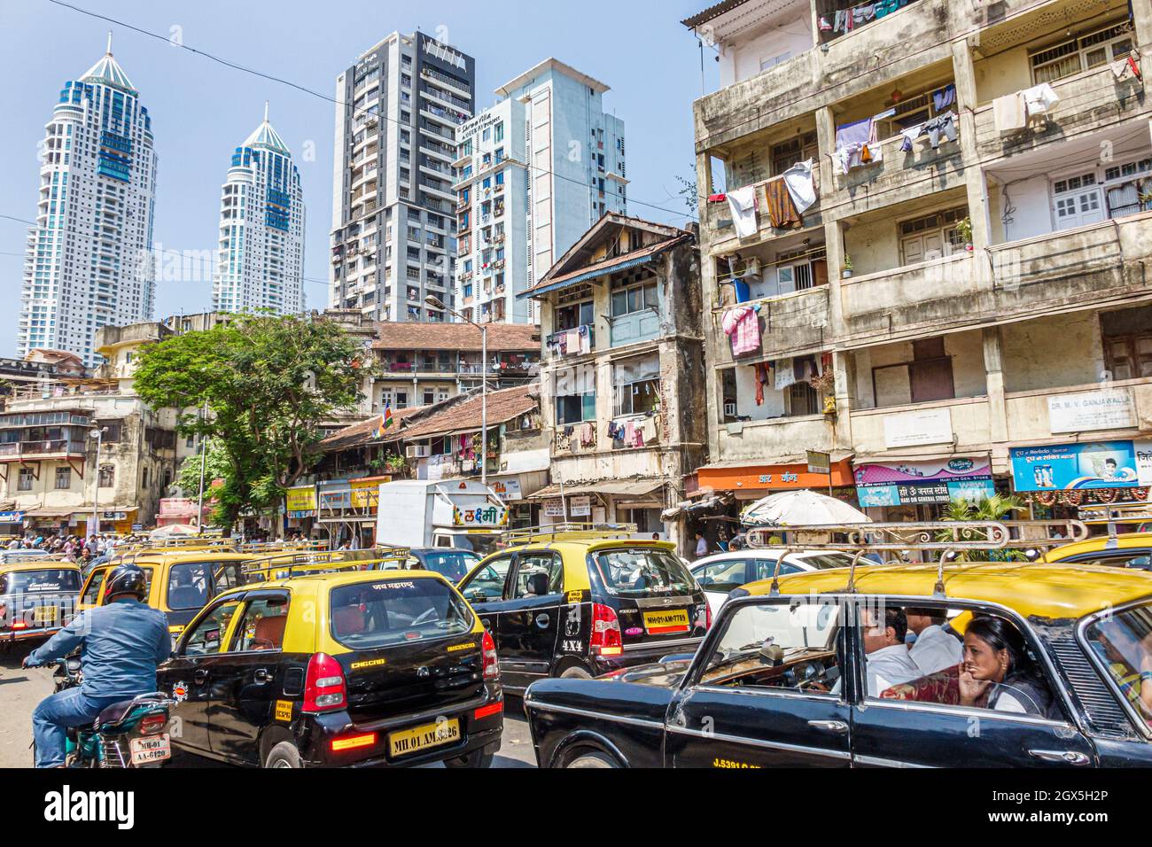 Mumbai Indien, Tardeo, Jehangir Boman Behram Road Imperial Twin Towers, Hochhäuser Wolkenkratzer Gebäude Türme, Verkehr Taxi Taxis älteren Slum Eigentumswohnung Stockfoto