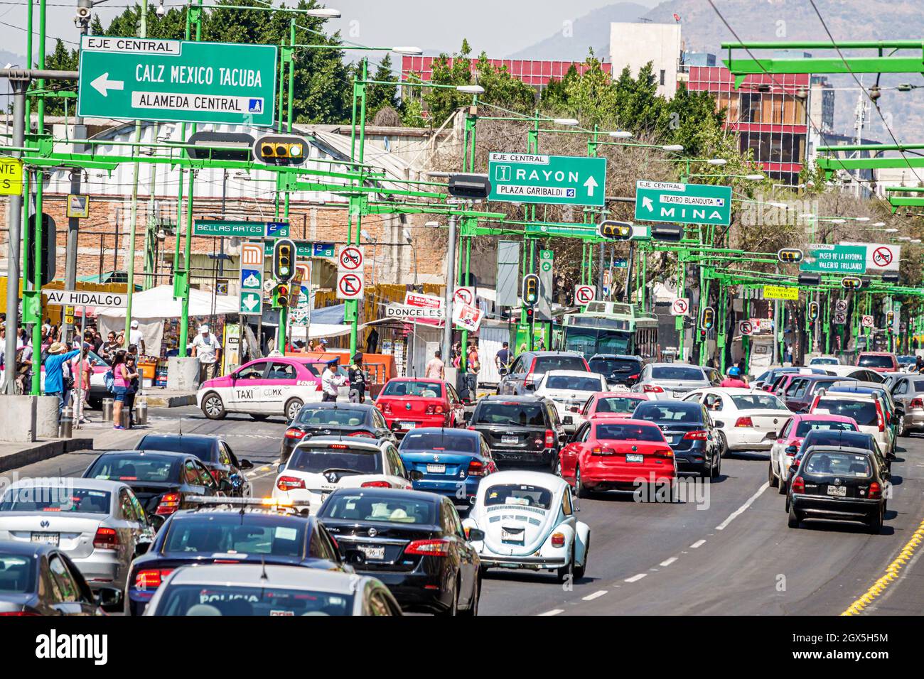 Mexiko-Stadt, Hispanic Centro historico historisches Zentrum, Eje Central Lazaro Cardena viel befahrene Straße Autos Richtungsschilder, Fahrzeuge Stockfoto