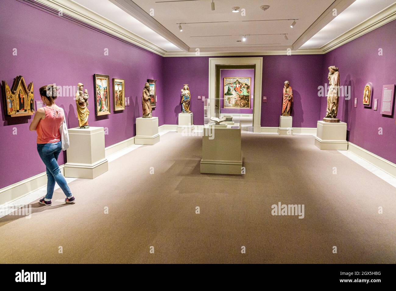 Norfolk Virginia, Chrysler Museum of Art, Ausstellung Sammlung Europäische Gemälde Skulpturen Galerie innen Frau suchen Besucher Stockfoto