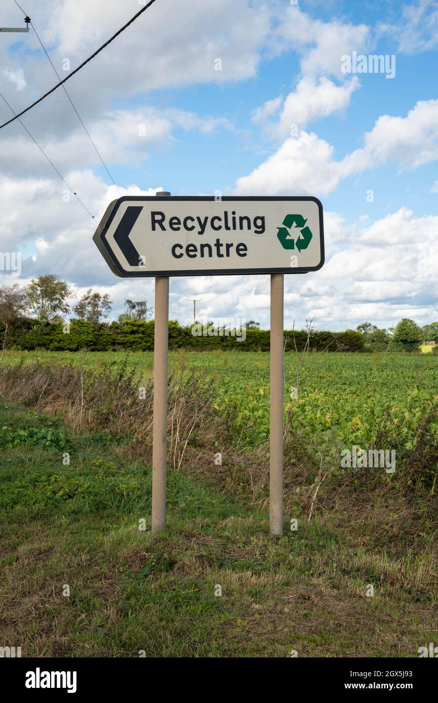 Recycling-Center Schild an der Ecke einer Landstraße in Norfolk England Stockfoto