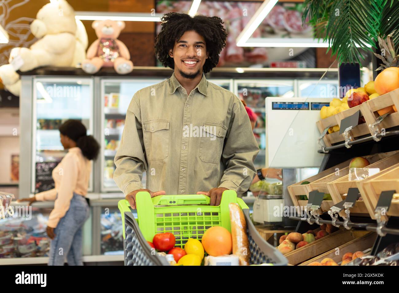 African American Man Einkaufen Lebensmittel Posieren Im Laden Stockfoto