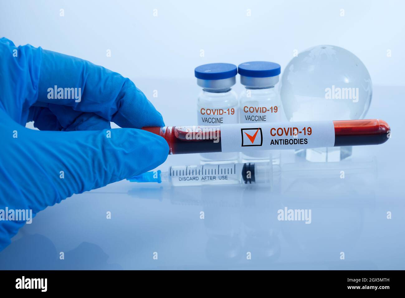 Covid-19-Coronavirus-Impfstoff mit klinischen Antikörpertests des Coronavirus. Diagnosekonzept Covid-19 Stockfoto