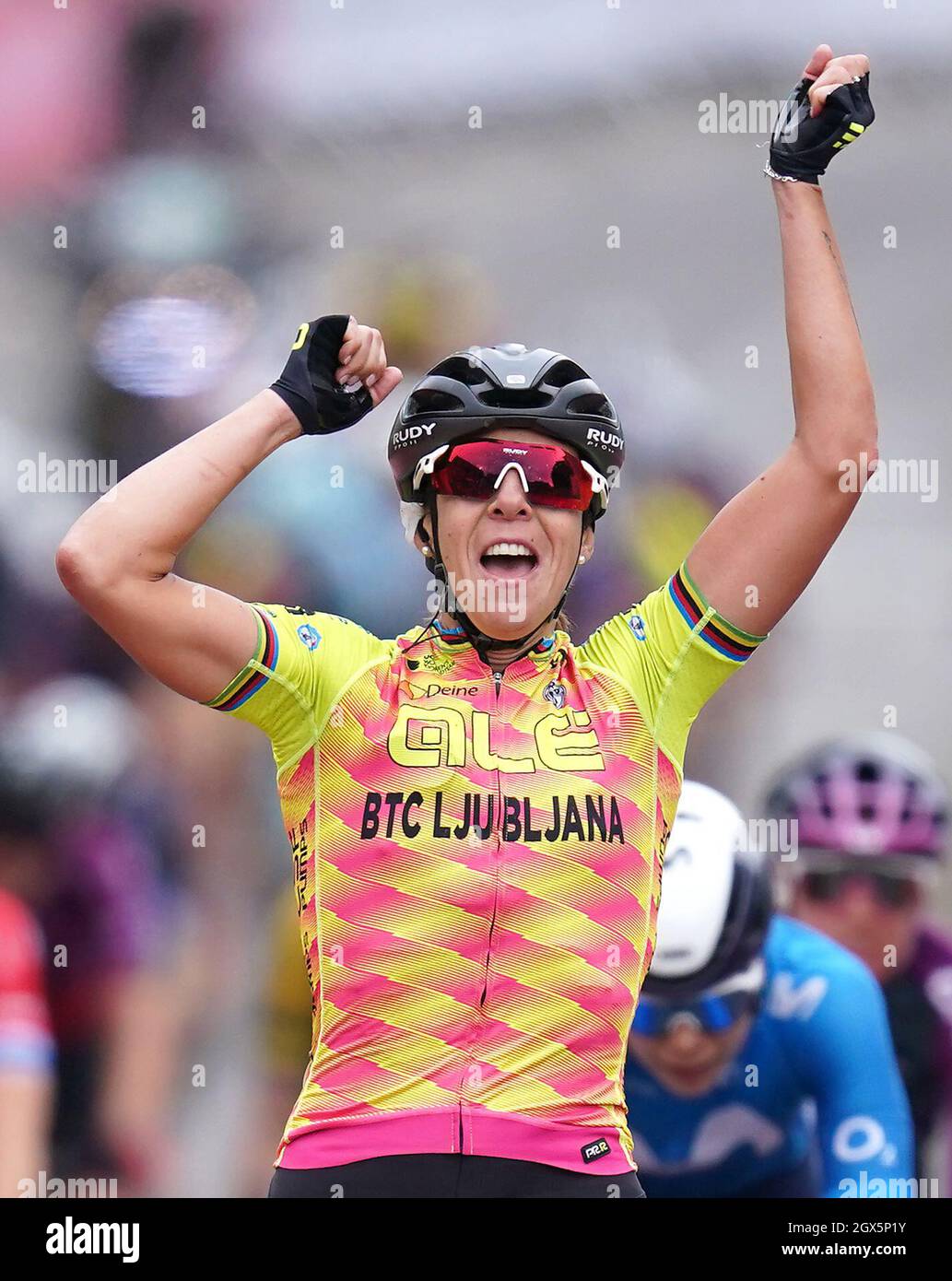 Marta Bastianelli vom Team Cipollini feiert den Gewinn der ersten Etappe der AJ Bell Women's Tour von Bicester nach Banbury. Bilddatum: Montag, 4. Oktober 2021. Stockfoto
