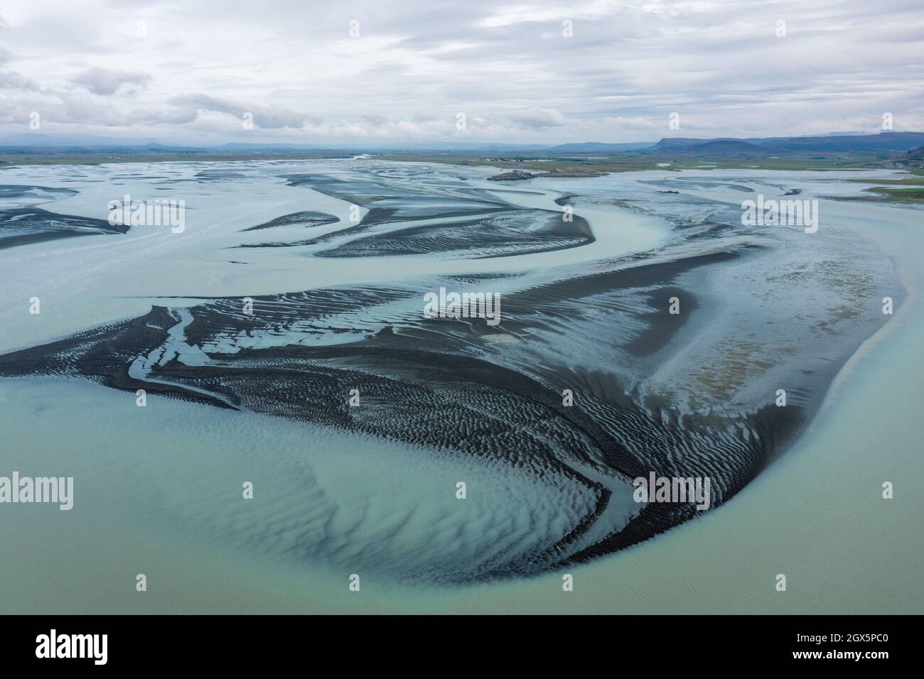 Malerische Drohne Blick auf türkisfarbenes Wasser in der Nähe der Küste gegen den bewölkten Himmel an trüben Tag in der Natur. Stockfoto