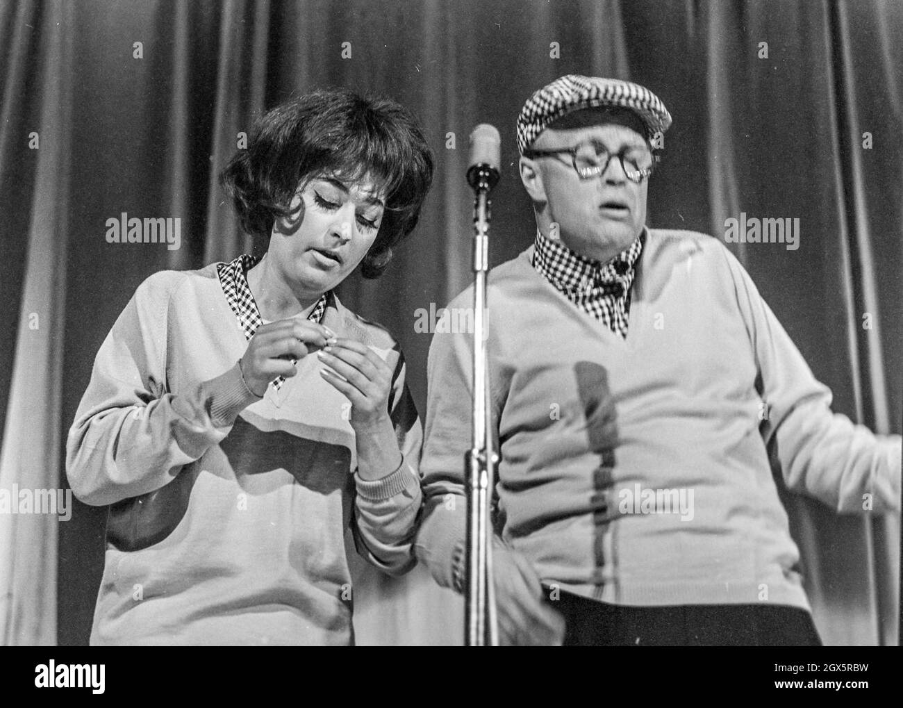 povel Ramel und Birgitta Andersson auf der Bühne in Stockholm 1959, Foto; Bo Arrhed Stockfoto