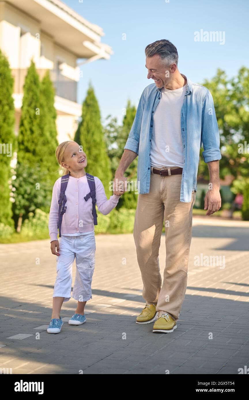 Mann, der mit der kleinen Tochter Hand geht Stockfoto