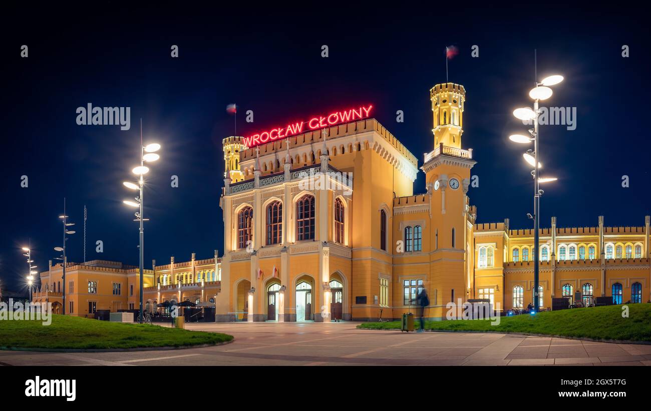 Wroclaw Glowny - Hauptbahnhof in der Nacht in Wroclaw, Polen Stockfoto