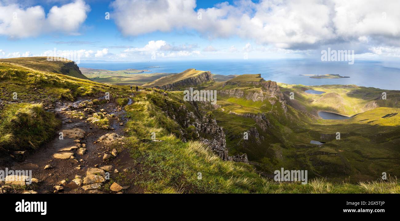 Panoramablick auf die atemberaubende Landschaft rund um den Quiraing, Isle of Skye, Schottland, Großbritannien. Stockfoto