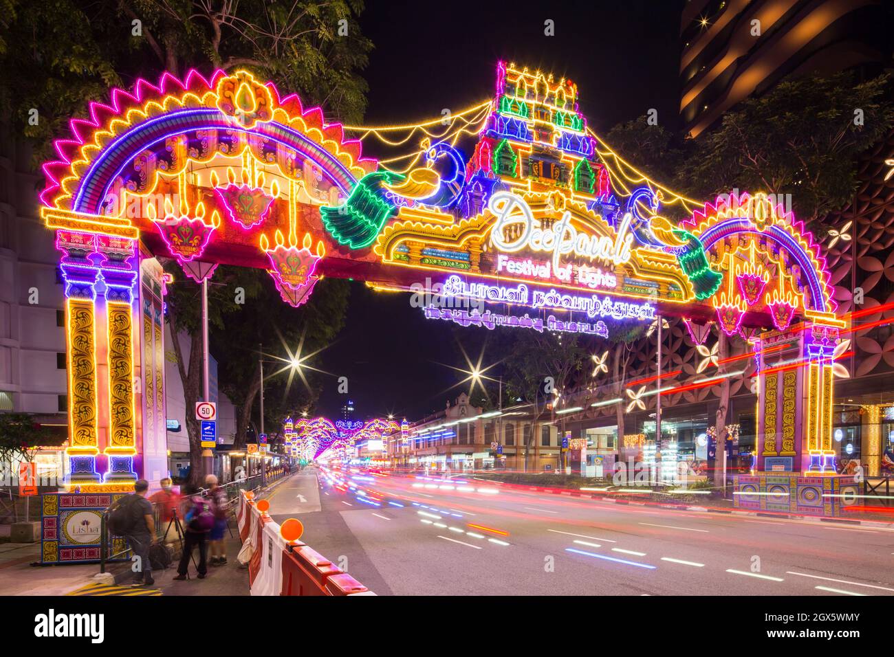 2021 Deepavali. Feiern Sie Das Festival Of Lights In Little India. Beleuchtung Dekoration über der Straße. Singapur. Südostasien Stockfoto