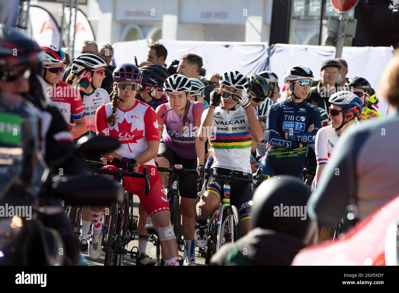 Bicester, UK - Oktober 2021: Teilnehmer stehen beim Start des Radrennens Womens Tour A in Großbritannien an Stockfoto