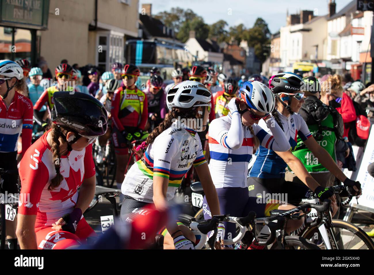 Bicester, UK - Oktober 2021: Teilnehmer stehen beim Start des Radrennens Womens Tour A in Großbritannien an Stockfoto