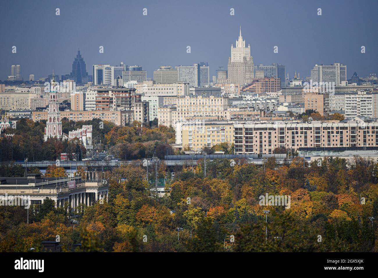 Moskau. Oktober 2021. Das Foto vom 4. Oktober 2021 zeigt einen Blick in Moskau, Russland. Quelle: Evgeny Sinitsyn/Xinhua/Alamy Live News Stockfoto
