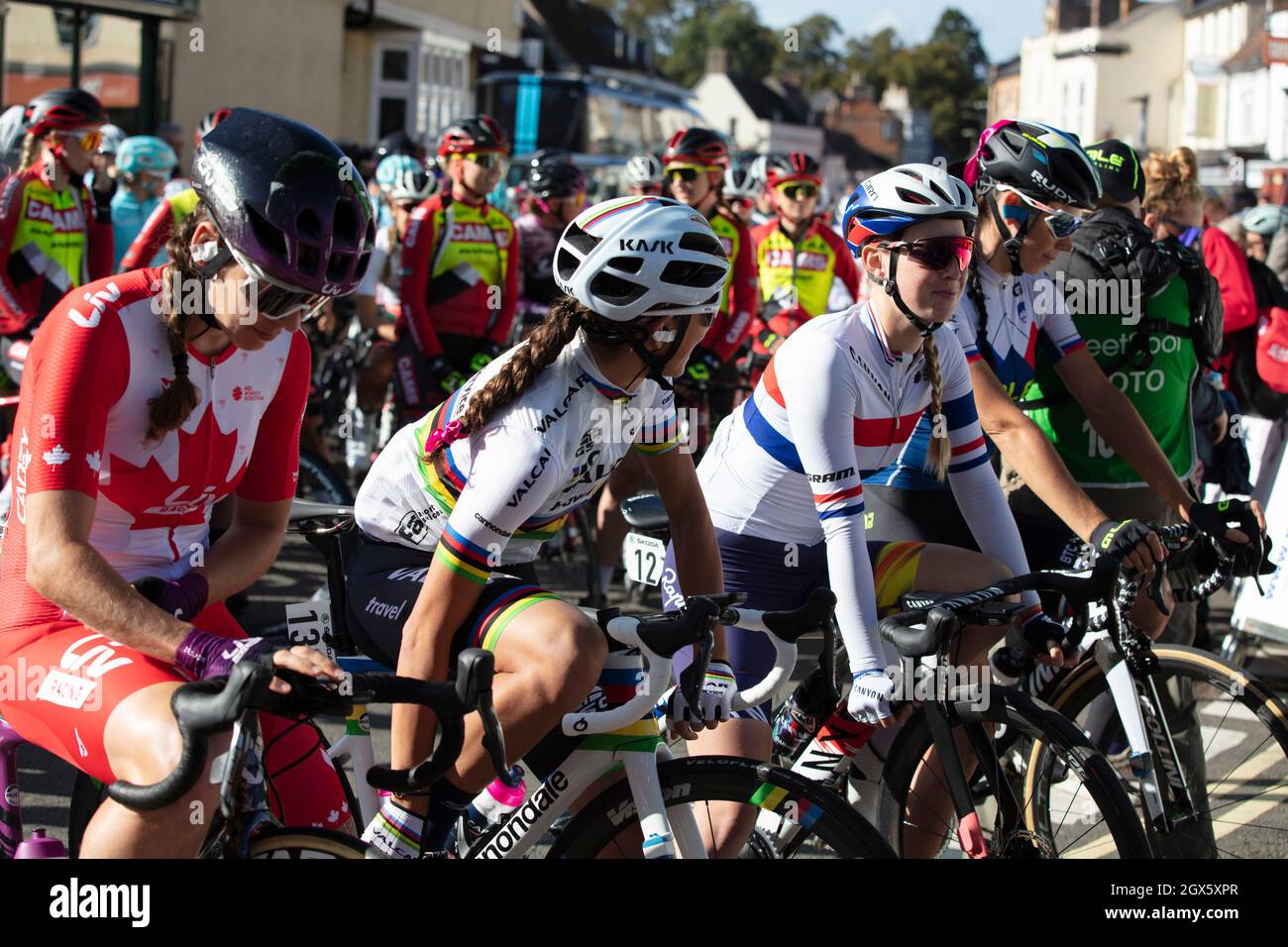 Bicester, UK - Oktober 2021: Teilnehmer stehen beim Start des Radrennens Womens Tour A in Großbritannien an Stockfoto
