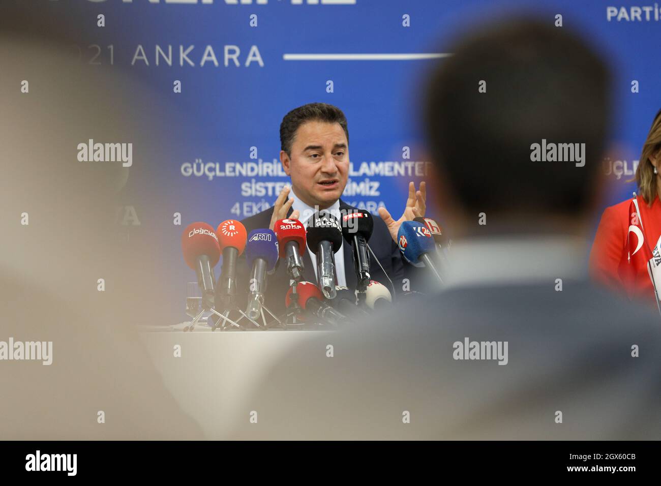 Ankara, Türkei. Oktober 2021. ALI Babacan, Vorsitzender VON DEVA, spricht während einer Pressekonferenz. Ali Babacan, Vorsitzender der DEVA-Partei (Democracy and Progress Party), kündigte die Arbeit des „verstärkten Parlamentarischen Systems“ am Sitz der Partei an. Kredit: SOPA Images Limited/Alamy Live Nachrichten Stockfoto