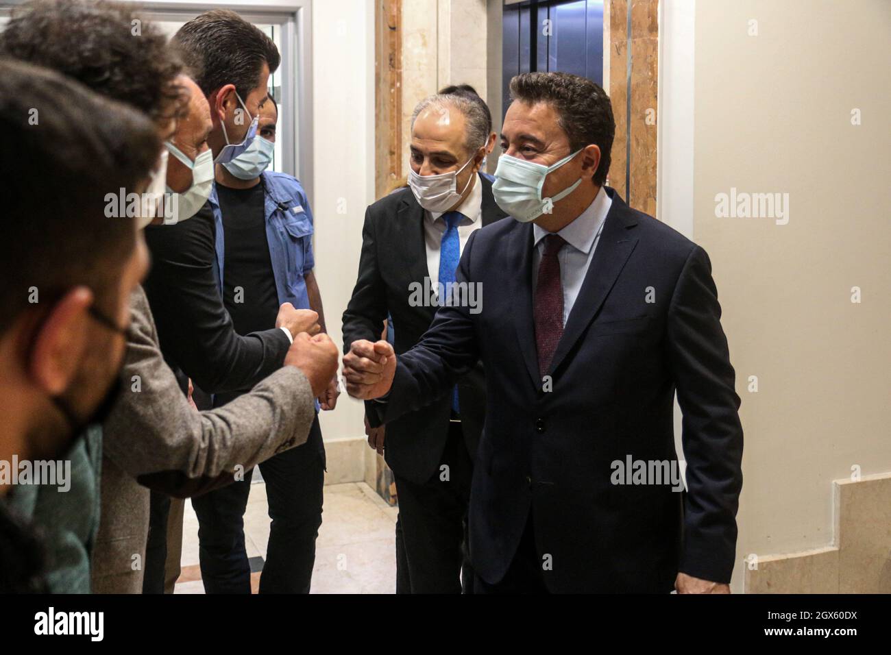 Ankara, Türkei. Oktober 2021. Der Vorsitzende DER DEVA, Ali Babacan (R), kam zur Pressekonferenz.der Vorsitzende der DEVA (Democracy and Progress Party), Ali Babacan, kündigte die Arbeit des "verstärkten Parlamentarischen Systems" im Hauptquartier der Partei an. Kredit: SOPA Images Limited/Alamy Live Nachrichten Stockfoto