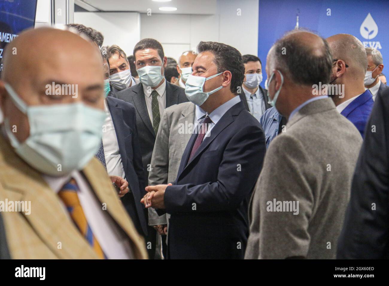 Ankara, Türkei. Oktober 2021. Der Vorsitzende DER DEVA, Ali Babacan (M), kam zur Pressekonferenz.der Vorsitzende der DEVA-Partei, Ali Babacan, kündigte die Arbeit des "verstärkten Parlamentarischen Systems" im Hauptquartier der Partei an. Kredit: SOPA Images Limited/Alamy Live Nachrichten Stockfoto